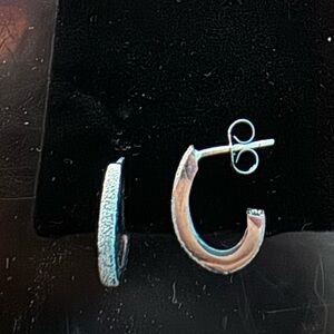 14k white gold textured hoop earrings